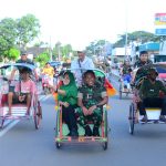Dandim 1407 Bone bersama istri konvoi gunakan becak di kota bone