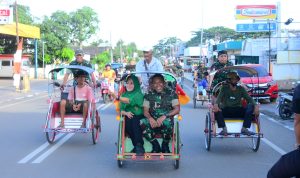 Dandim 1407 Bone bersama istri konvoi gunakan becak di kota bone